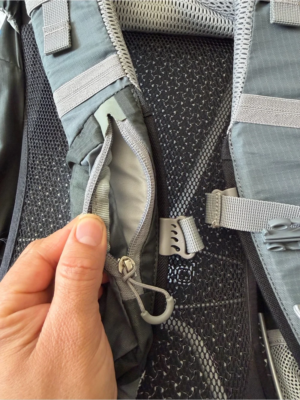 OSPREY Stratos 36 Men's Dark Green and Light Gray Backpack